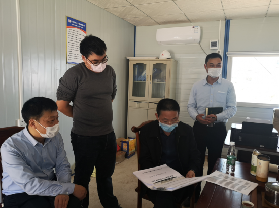 南康区检察院检察长走访调研挂点的区重点项目第八小学
