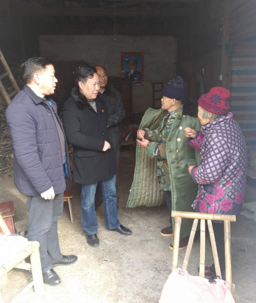 为扶贫对象送“温暖”